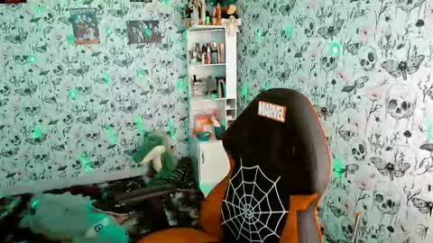 Snapshot of issis_demon chatting on 03-07-26, 03:03 Yiz online show from 03-07-26, 03:03