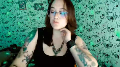 Snapshot of issis_demon chatting on 03-14-26, 03:56 Yiz online show from 03-14-26, 03:56