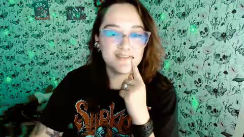 Snapshot of issis_demon chatting on 03-16-26, 05:44 Yiz online show from 03-16-26, 05:44