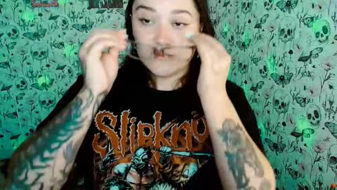 Snapshot of issis_demon chatting on 03-28-26, 04:01 Yiz online show from 03-28-26, 04:01