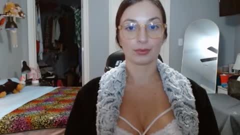 Snapshot of italiana25 chatting on 12-05-24, 04:53 Bella Bloom online show from 12-05-24, 04:53