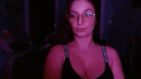 Snapshot of italiana25 chatting on 12-20-24, 06:29 Bella Bloom online show from 12-20-24, 06:29