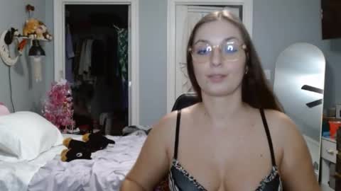 Snapshot of italiana25 chatting on 01-04-25, 07:55 Bella Bloom online show from 01-04-25, 07:55