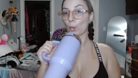 Snapshot of italiana25 chatting on 01-18-25, 07:49 Bella Bloom online show from 01-18-25, 07:49