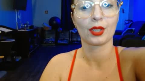 Snapshot of italiana25 chatting on 02-02-25, 06:15 Bella Bloom online show from 02-02-25, 06:15