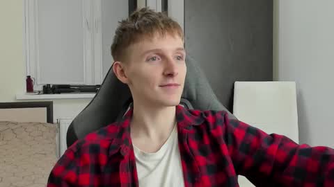 Snapshot of ithan_red chatting on 09-24-25, 06:33 Ethan online show from 09-24-25, 06:33