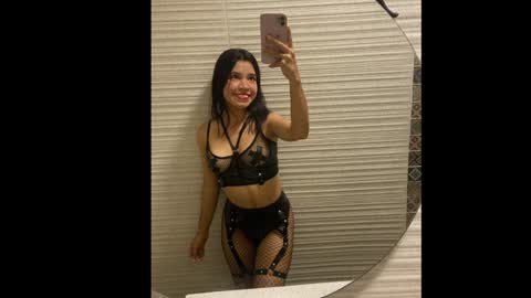 Snapshot of its_lola chatting on 01-01-25, 05:43 online show from 01-01-25, 05:43