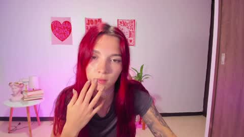 Snapshot of itscamill chatting on 05-31-26, 02:20 camill online show from 05-31-26, 02:20