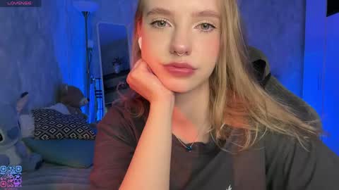 Snapshot of itsevedarkside_ chatting on 05-26-26, 05:58 Eva online show from 05-26-26, 05:58