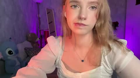 Snapshot of itsevedarkside_ chatting on 06-17-26, 05:54 Eva online show from 06-17-26, 05:54