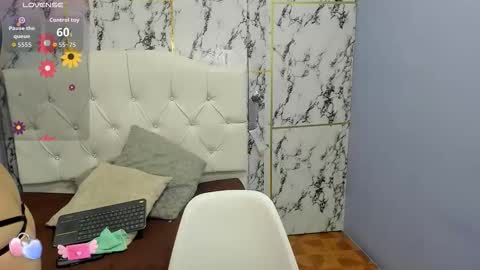 Snapshot of itsuki_n chatting on 09-15-25, 12:05 Itsuki N online show from 09-15-25, 12:05