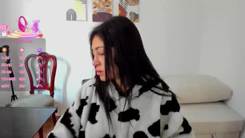 Snapshot of itziar_cailanie chatting on 10-26-25, 02:56 Itziar  online show from 10-26-25, 02:56