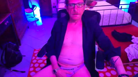 Snapshot of ivariello chatting on 09-24-25, 07:50 yves online show from 09-24-25, 07:50