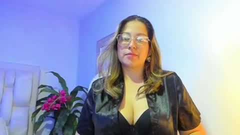 Snapshot of ivonny_04 chatting on 09-29-25, 04:01 N A T H A L Y online show from 09-29-25, 04:01