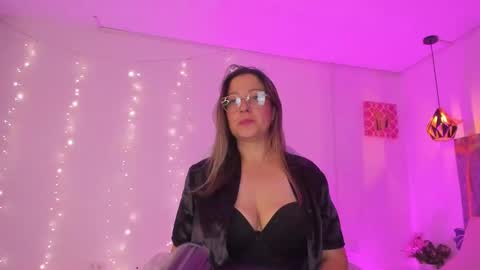 Snapshot of ivonny_04 chatting on 10-15-25, 04:45 N A T H A L Y online show from 10-15-25, 04:45