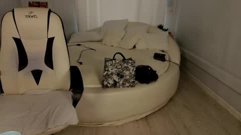 IVY - Follow me 3 online show from 10-29-25, 09:33