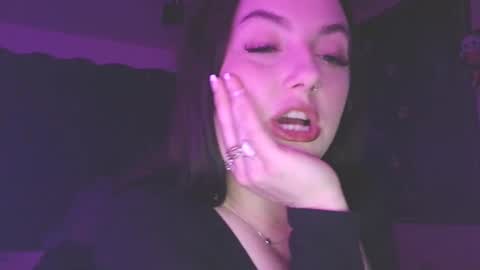 Snapshot of ivyy_sinss chatting on 05-08-26, 01:22 Amiee online show from 05-08-26, 01:22