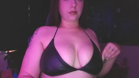 Snapshot of ivyy_sinss chatting on 06-07-26, 01:10 Amiee online show from 06-07-26, 01:10