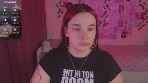 Snapshot of iwi_wi_wi chatting on 10-19-25, 10:10 Daisy online show from 10-19-25, 10:10