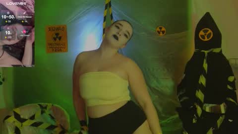 Snapshot of iwi_wi_wi chatting on 10-31-25, 08:54 Daisy online show from 10-31-25, 08:54