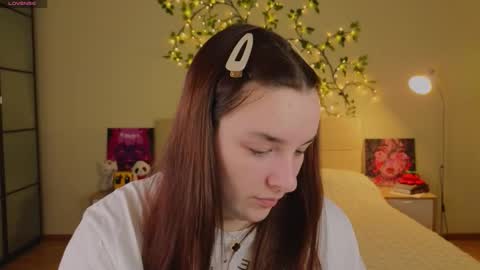 Snapshot of iwi_wi_wi chatting on 03-26-26, 09:09 Daisy online show from 03-26-26, 09:09