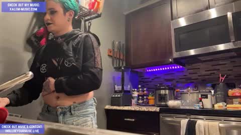 Snapshot of iwillbeyourmuse chatting on 02-05-26, 12:26 Muse hethey online show from 02-05-26, 12:26