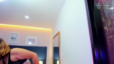 Snapshot of iza_grey chatting on 04-24-26, 11:45 Isa online show from 04-24-26, 11:45
