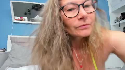 Snapshot of izzymendosa chatting on 06-29-26, 04:30 Izzy Mendosa online show from 06-29-26, 04:30