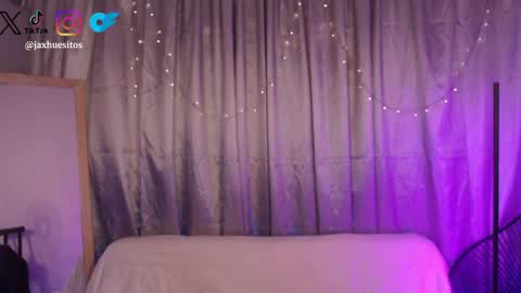 Snapshot of j_a_x_x_x_o_n chatting on 04-08-26, 11:32 Hey im Jaxxxon check my info online show from 04-08-26, 11:32