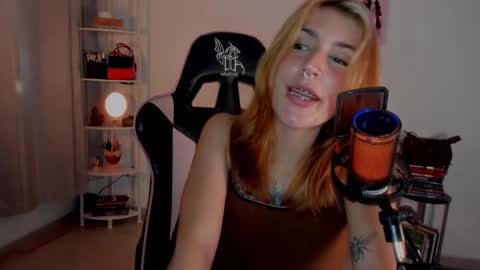 Snapshot of jacky_croft chatting on 02-01-25, 06:43 Linda Sofia help me get to 100 thumbs up online show from 02-01-25, 06:43