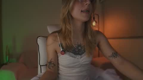 Snapshot of jacky_croft chatting on 09-15-25, 04:34 Linda Sofia help me get to 100 thumbs up online show from 09-15-25, 04:34