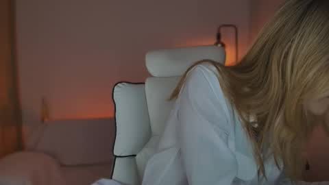 Snapshot of jacky_croft chatting on 09-19-25, 05:09 Linda Sofia help me get to 100 thumbs up online show from 09-19-25, 05:09