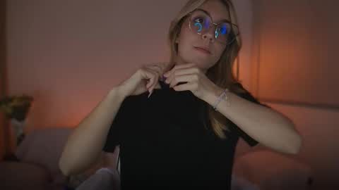 Snapshot of jacky_croft chatting on 09-21-25, 04:14 Linda Sofia help me get to 100 thumbs up online show from 09-21-25, 04:14