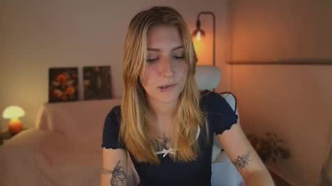 Snapshot of jacky_croft chatting on 10-15-25, 04:45 Linda Sofia help me get to 100 thumbs up online show from 10-15-25, 04:45