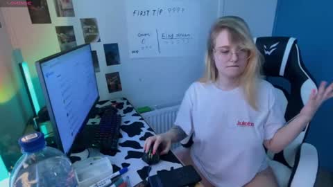 Snapshot of jacywinslat chatting on 02-25-25, 12:13 jacywinslat online show from 02-25-25, 12:13