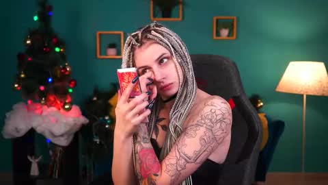 Snapshot of jade_castle chatting on 12-15-24, 01:13 jade_castle online show from 12-15-24, 01:13