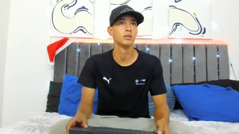 Hi guys im new 3 online show from 01-08-25, 01:53