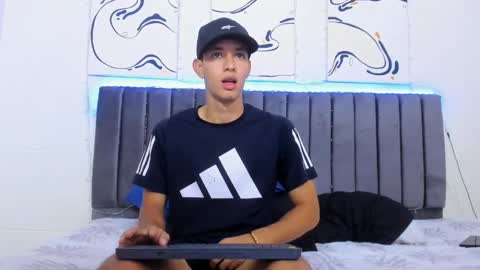 Hi guys im new 3 online show from 02-08-25, 03:53