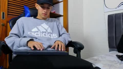 Hi guys im new 3 online show from 02-22-25, 03:58