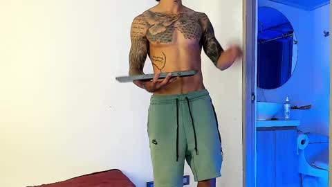 Snapshot of jakee_brown chatting on 02-14-25, 04:04 Santiago online show from 02-14-25, 04:04