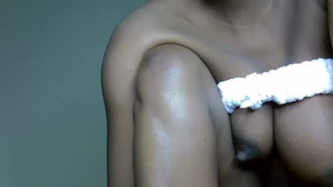Snapshot of jalie_petite256 chatting on 09-19-25, 09:00 immy the great online show from 09-19-25, 09:00