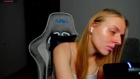 Snapshot of jam_cream chatting on 03-25-26, 09:48 Sofia online show from 03-25-26, 09:48