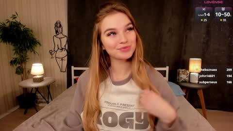 Day Alice Night Stella online show from 12-28-24, 09:09