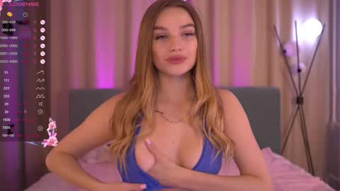 Day Alice Night Stella online show from 03-22-26, 06:39