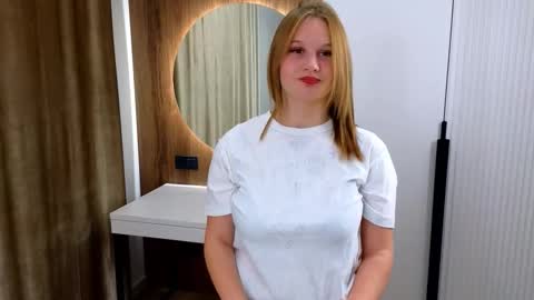 Snapshot of janharens chatting on 10-28-25, 04:42 Call me Eva online show from 10-28-25, 04:42