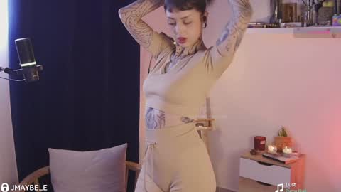 Snapshot of janne_maybe chatting on 12-14-24, 02:31 jmaybe e online show from 12-14-24, 02:31