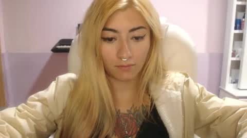 Snapshot of jean_monroe chatting on 02-24-25, 01:46 Jean online show from 02-24-25, 01:46