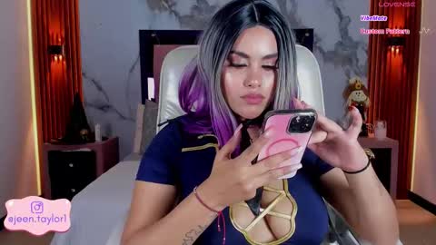 Snapshot of jeen_taylor chatting on 10-31-25, 08:21 Jeen Taylor online show from 10-31-25, 08:21