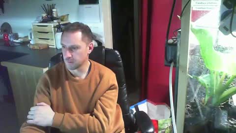 Snapshot of jef74700 chatting on 12-28-24, 06:28 Jrme online show from 12-28-24, 06:28