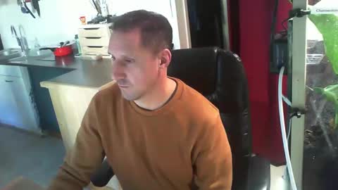 Snapshot of jef74700 chatting on 12-31-24, 12:57 Jrme online show from 12-31-24, 12:57